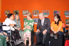 El rey Felipe y la reina Matilde de Bélgica se reúnen con víctimas adolescentes del Agente Naranja/dioxina. (Foto: VNA)