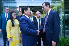 El primer ministro de Vietnam, Pham Minh Chinh (izquierda) se reúne con dirigentes de la Sociedad Nacional de Ferrocarriles de Francia (Fuente: VNA)