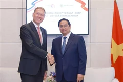 El primer ministro de Vietnam, Pham Minh Chinh (derecha) y el presidente de Airbus, Wouter van Wersch (Fuente: VNA)