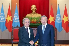 El secretario general del Partido Comunista de Vietnam, To Lam (derecha) recibe al secretario general de la ONU, António Guterres (Fuente: VNA)