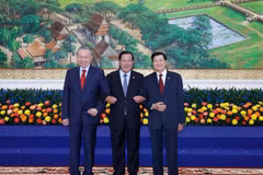 El secretario general del Partido Comunista de Vietnam (PCV), To Lam (izquierda), el presidente del Partido Popular de Camboya (PPC), Hun Sen (derecha), y el secretario general del Partido Revolucionario Popular de Laos (PPRL), Thongloun Sisoulith, en la reunión de alto nivel en Phnom Penh (Foto: VNA)