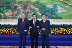 El secretario general del Partido Comunista de Vietnam (PCV), To Lam (izquierda), el presidente del Partido Popular de Camboya (PPC), Hun Sen (derecha), y el secretario general del Partido Revolucionario Popular de Laos (PPRL), Thongloun Sisoulith, en la reunión de alto nivel en Phnom Penh (Foto: VNA)