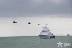 Cuatro helicópteros de la Marina Real de Malasia vuelan durante el desfile (Fuente: QDND)