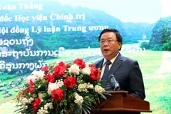 El doctor Nguyen Xuan Thang, director de la Academia Nacional de Política Ho Chi Minh, habla en el evento (Fuente: VNA)