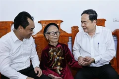 El presidente de la Asamblea Nacional de Vietnam, Tran Thanh Man (derecha) visita a la Madre Heroica vietnamita Ta Thi Tran (Fuente: VNA)