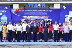 Lai Xuan Mon, subjefe de la Comisión de Información, Educación y Movilización de Masas del Comité Central del PCV, posa para una foto con los líderes y el personal de VNA. (Fuente: VNA)