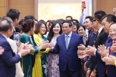 El primer ministro de Vietnam, Pham Minh Chinh, con representantes de la comunidad empresarial (Fuente: VNA)