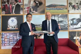 El embajador de Vietnam en Francia, Trinh Duc Hai, se reúne con Diego Díaz, presidente de SNCF International, filial de la Compañía Nacional de Ferrocarriles de Francia (SNCF). Foto: VNA