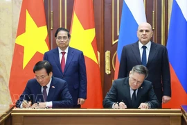 El primer ministro Pham Minh Chinh y y su par de Rusia, Mikhail Mishustin, presencian la ceremonia de firma del Acuerdo de cooperación para la construcción de una central nuclear en Vietnam. Foto: VNA.