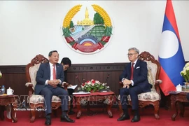 El embajador de Vietnam en Laos, Nguyen Minh Tam y el ministro de Relaciones Exteriores de Laos, Thongsavanh Phomvihane (Fuente: VNA)