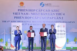 El Banco de Inversión y Desarrollo de Vietnam (BIDV) y el Banco Japonés de Cooperación Internacional (JBIC) intercambiaron las actas de cooperación. (Foto: VNA)