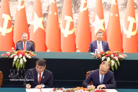 El secretario general del Partido Comunista de Vietnam y presidente de la República, To Lam, y el secretario general del PCCh y presidente de China, presencian la firma de los acuerdos de cooperación (Fuente: VNA)