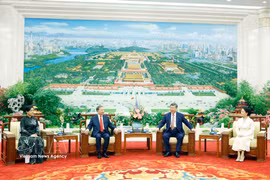 El secretario general del PCV y presidente de Vietnam,To Lam, y su esposa, junto con el secretario general del PCCH y presidente de China Xi Jinping y su esposa, asisten a una merienda. Foto: VNA
