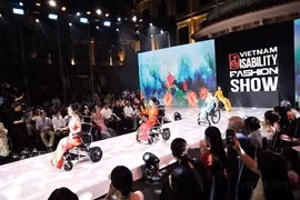 El 4 de agosto de 2025, el Desfile de Moda para Personas con Discapacidad de Vietnam 2025 (VDFS), con el lema "La forma de la voluntad", se inauguró oficialmente en el Museo de Bellas Artes. Foto: VNA.