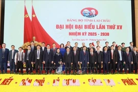 El general Trinh Van Quyet, secretario del Comité Central del Partido Comunista de Vietnam (PCV) y jefe del Departamento General de Política del Ejército Popular, posa para una foto de grupo con los líderes de la provincia de Lai Chau. (Foto: VNA)