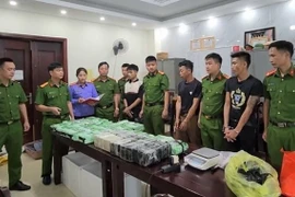 La policía arresta a dos sospechosos y confisca 60 barras de heroína y 37 kilogramos de metanfetamina. (Fuente: laodong.vn)