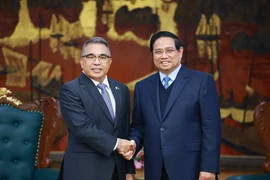 El primer ministro de Vietnam, Pham Minh Chinh (derecha), recibe al embajador de Filipinas, Meynardo Los Banos Montealegre (Fuente: VNA)