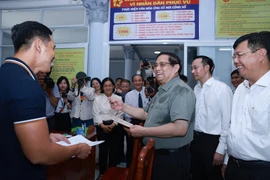 El primer ministro Pham Minh Chinh visita al Centro de Servicios de Administración Pública de la comuna de My Hiep, en la provincia de Dong Thap. (Foto: VNA)