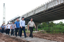 El primer ministro de Vietnam, Pham Minh Chinh, realiza una inspección del progreso de proyectos clave de autopistas en Dong Thap (Fuente: VNA)