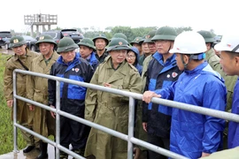 El viceprimer ministro Tran Hong Ha inspecciona los preparativos para la prevención de tifones en la provincia norteña de Hung Yen (Fuente: VNA)
