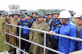 El viceprimer ministro Tran Hong Ha inspecciona los preparativos para la prevención de tifones en la provincia norteña de Hung Yen (Fuente: VNA)
