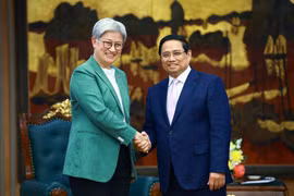 El primer ministro de Vietnam, Pham Minh Chinh, recibe a la ministra de Relaciones Exteriores de Australia, Penny Wong (Fuente: VNA)