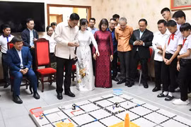 Los delegados experimentan y disfrutan actuaciones de robots (Fuente: VNA)