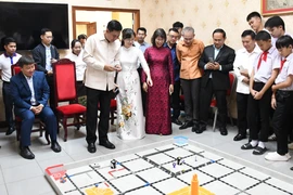 Los delegados experimentan y disfrutan actuaciones de robots (Fuente: VNA)