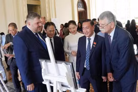 Presidente del Parlamento húngaro asiste a exposición fotográfica sobre Ciudad Ho Chi Minh