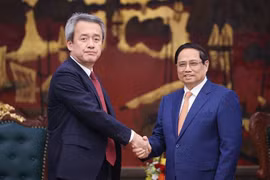El primer ministro de Vietnam, Pham Minh Chinh (derecha) recibe a Masayuki Omoto, director general del grupo japonés Marubeni (Fuente: VNA)
