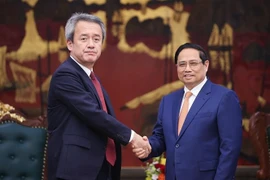 El primer ministro de Vietnam, Pham Minh Chinh (derecha) recibe a Masayuki Omoto, director general del grupo japonés Marubeni (Fuente: VNA)
