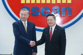El secretario general del Partido Comunista de Vietnam, To Lam, (izquierda) recibe al secretario general de ASEAN, Kao Kim Hourn (Fuente: VNA)