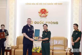 El general Nguyen Tan Cuong, jefe del Estado Mayor General del Ejército Popular de Vietnam y viceministro de Defensa, recibe al jefe de la Fuerza Aérea de Australia, Stephen Chappell (Fuente: VNA)