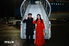 El primer ministro de Vietnam, Pham Minh Chinh, y su esposa regresan a Hanoi luego de concluir con éxito su gira europea (Fuente: VNA)