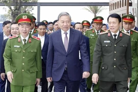 El secretario general del Partido Comunista de Vietnam, To Lam (centro) realiza una visita de trabajo al Centro Nacional de Datos N.º 1 (Fuente: VNA)