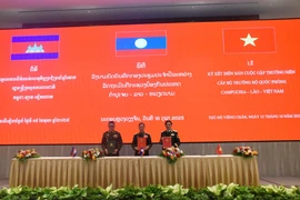 La reunión anual de los Ministros de Defensa de Vietnam, Laos y Camboya se celebra en Vientiane (Fuente: VNA)
