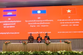 La reunión anual de los Ministros de Defensa de Vietnam, Laos y Camboya se celebra en Vientiane (Fuente: VNA)