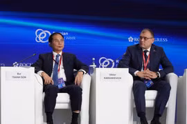 El viceprimer ministro de Vietnam, Bui Thanh Son (izquierda) en la cita (Fuente: VNA)