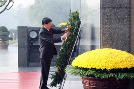 El secretario general del Partido Popular Revolucionario de Laos y presidente del país, Thongloun Sisoulith, rinde homenaje al Presidente Ho Chi Minh en su Mausoleo (Fuente: VNA)
