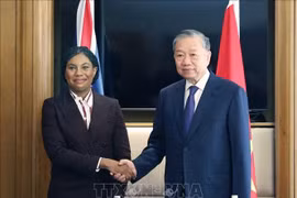 El secretario general del Partido Comunista de Vietnam, To Lam, y la líder del Partido Conservador del Reino Unido, Kemi Badenoch (Fuente: VNA)