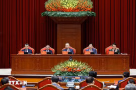 El secretario general del PCV, To Lam, preside la reunión (Fuente: VNA)