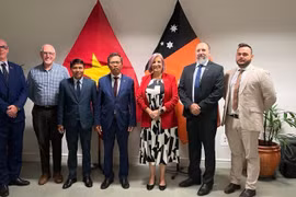 El embajador de Vietnam en Australia, Pham Hung Tam (cuarto, a la izquierda), se reúne ​​con Robyn Cahill, ministra de Comercio, Empresa y Relaciones con Asia del Territorio del Norte de Australia (tercero, a la derecha). Foto: VNA
