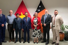 El embajador de Vietnam en Australia, Pham Hung Tam (cuarto, a la izquierda), se reúne ​​con Robyn Cahill, ministra de Comercio, Empresa y Relaciones con Asia del Territorio del Norte de Australia (tercero, a la derecha). Foto: VNA