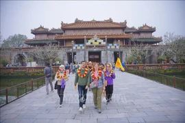 Turistas visitan el complejo de la Ciudadela Imperial de Hue durante el Año Nuevo 2025. Foto: VNA