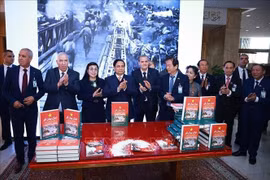 El primer ministro Pham Minh Chinh (cuarto por la izquierda) y su esposa asisten en Argelia a la presentación de la traducción al árabe de Dien Bien Phu. (Foto: VNA)