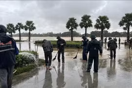 Oficiales militares y soldados fueron movilizados para limpiar la zona céntrica de la ciudad de Hue. Foto: VNA