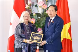 El presidente de la Asamblea Nacional de Vietnam, Tran Thanh Man, y Anjuska Marija Weil, presidenta de la Asociación de Amistad Suiza-Vietnamita (Fuente: VNA)
