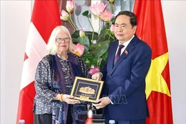 El presidente de la Asamblea Nacional de Vietnam, Tran Thanh Man, y Anjuska Marija Weil, presidenta de la Asociación de Amistad Suiza-Vietnamita (Fuente: VNA)