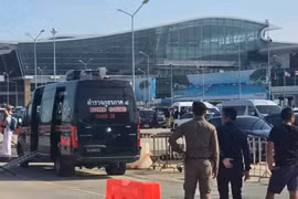 Agentes de policía tailandeses desplegados en el Aeropuerto Internacional de Phuket (Foto: bangkokpost.com)