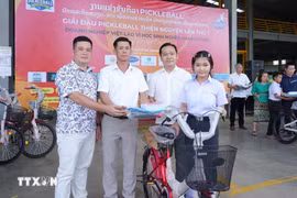 El Club de Empresarios de la provincia vietnamita de Nghe An en el distrito de Naxaithong, Vientiane, Laos, entrega 100 bicicletas junto con 100 paquetes de regalos a estudiantes locales (Fuente: VNA)